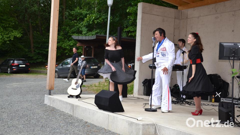 Das „Elvis“-Konzert im Generationenpark ist ein Erfolg. Die Ähnlichkeit der Stimme und das äußere Erscheinungsbild von Arnold Wurm als King of Rock’n’Roll reißen die vielen Besucher mit. Bild: gi