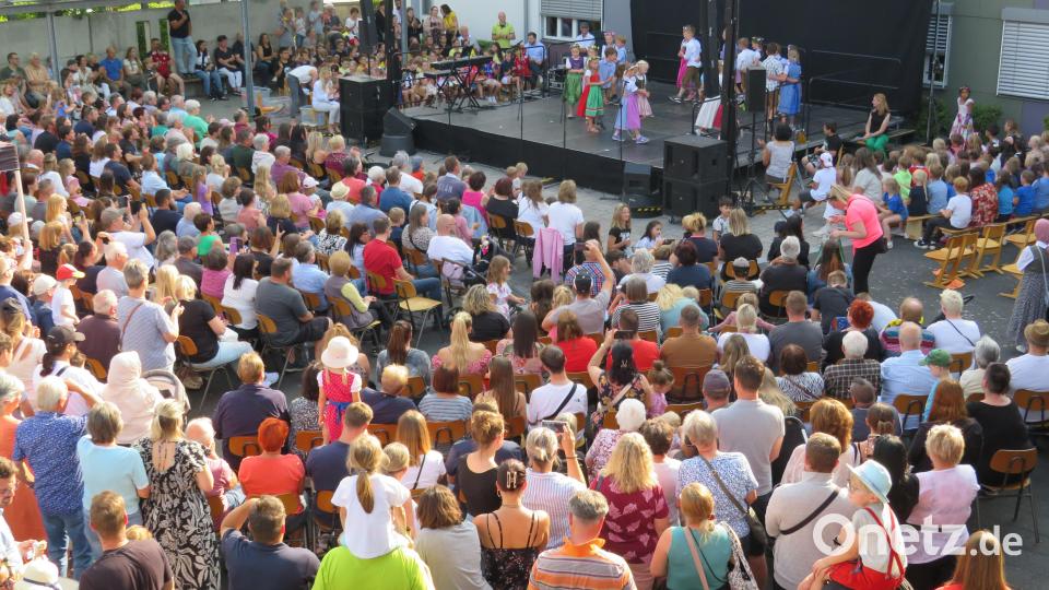 Der Rathausplatz ist bestens gefüllt. Bild: adj