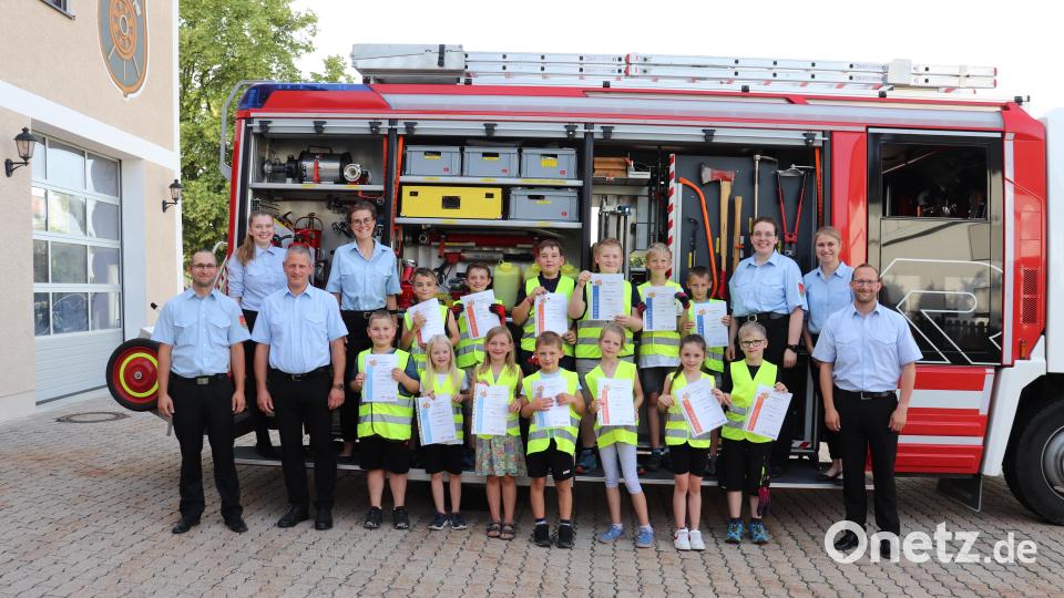 Stolz auf das Erreichte waren sowohl die Leiterinnen der Kinderfeuerwehr als auch die Prüfer, die sich von der Begeisterung und dem Wissen der jungen Feuerwehrleute einen Bild machten. Alle 13 Teilnehmer legten mit Erfolg ihre erste Abnahme zur Kinderflamme ab. Bild: flt
