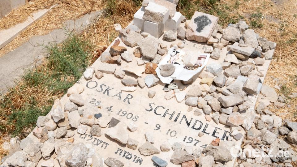 Steine liegen auf dem Grab des Unternehmers Oskar Schindler auf dem Zionsberg in Jerusalem. Mit «Schindlers Liste» hat Regisseur Spielberg ihm ein Denkmal gesetzt. Bild: Bernd Weissbrod/dpa