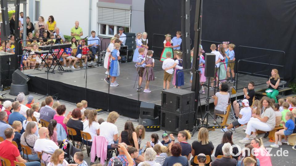 Die Schüler bieten dem Publikum ein unterhaltsames Programm. Bild: adj