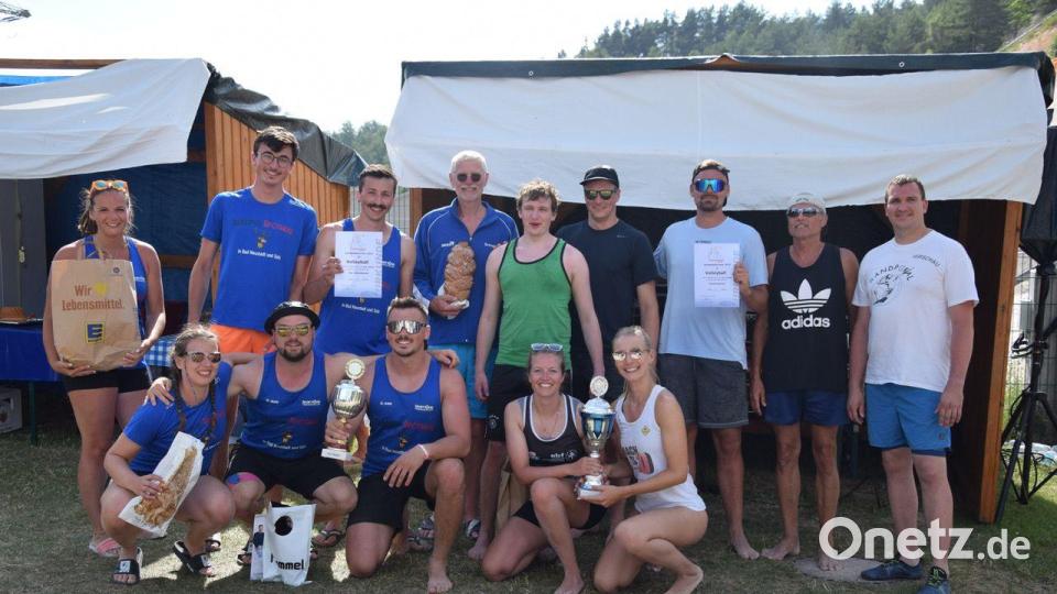 Siegerfoto: Stolz präsentieren die Siegermannschaften Die 6 Blocklosen (links) und Tatzentratzler Pokal und Urkunde zusammen mit VCH-Vorstand Matthias Fleischmann (rechts). Bild: fv