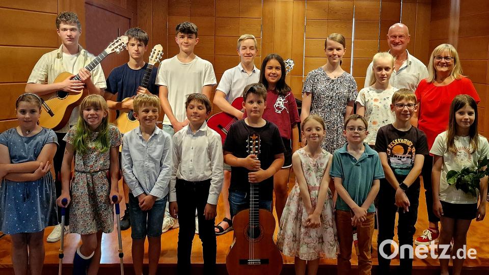 Im Vorspiel der Klavier- und Gitarrenklasse von Wolfgang Charanza spielen 15 Solisten im Auditorium der Franz-Grothe-Schule. Bild: R. Kreuzer