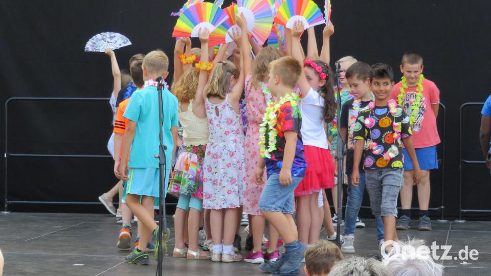 Die Vorführung wird dem Leitbild „Schule der Begegnung“ voll gerecht. Bild: adj