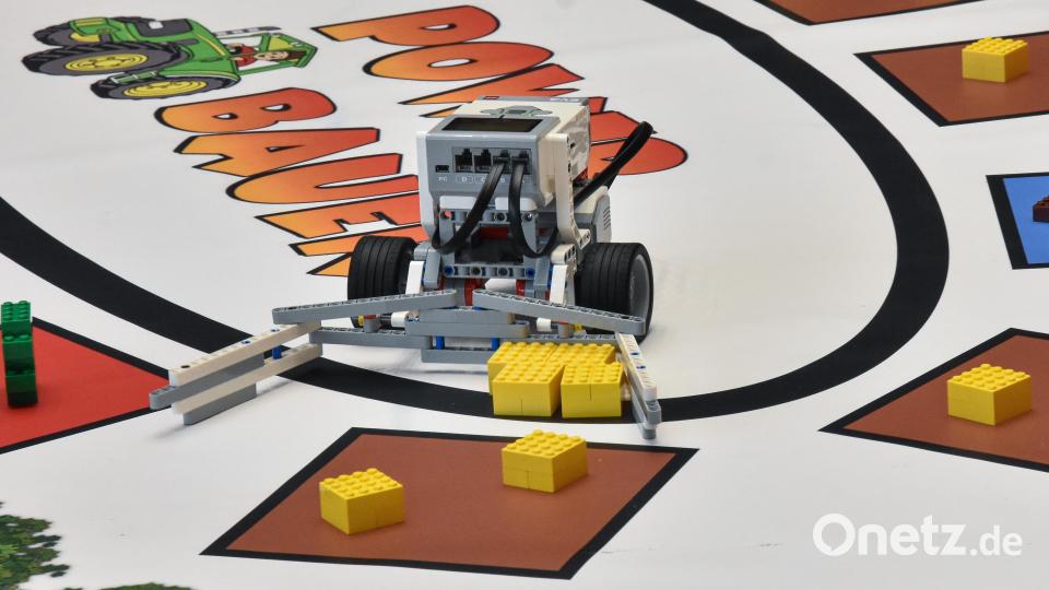 Der Roboter der Amberger Schülerinnen im Einsatz: Er musste Heuballen (gelbe Bausteine) einsammeln. Bild: Stephan Huber