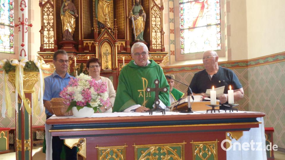 Kirchenpfleger Michael Brandl, Pfarrgemeinderatssprecherin Karin Held und Pfarrer Eugen Wismeth dankten Alois Schmitzer (von links) für seinen Einsatz. Bild: amö