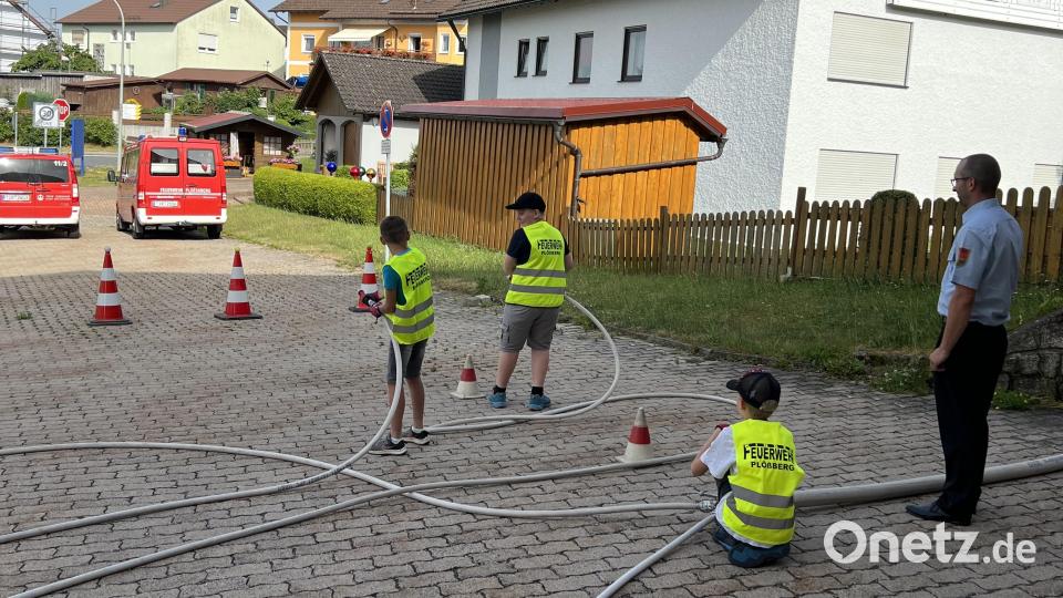 Einen kleinen Löschaufbau mussten die Teilnehmer der Stufe 3 beim Abzeichen „Kinderflamme“ zeigen und dabei Tennisbälle von den Pylonen spritzen. Bild: flt