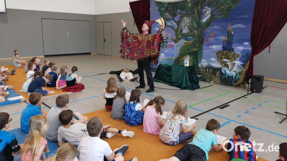 Waldershofer Schüler erlebten eine kindgerechte Opernaufführung. Bild: Johanna Reger/exb