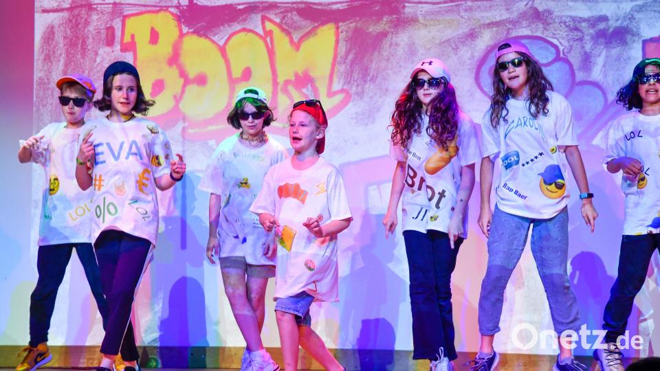 Die MRG Amberg Musicalklasse der 5. Jahrgangsstufe mit dem Kindermusical „Der Tag, an dem es Flupp machte“ Bild: Petra Hartl