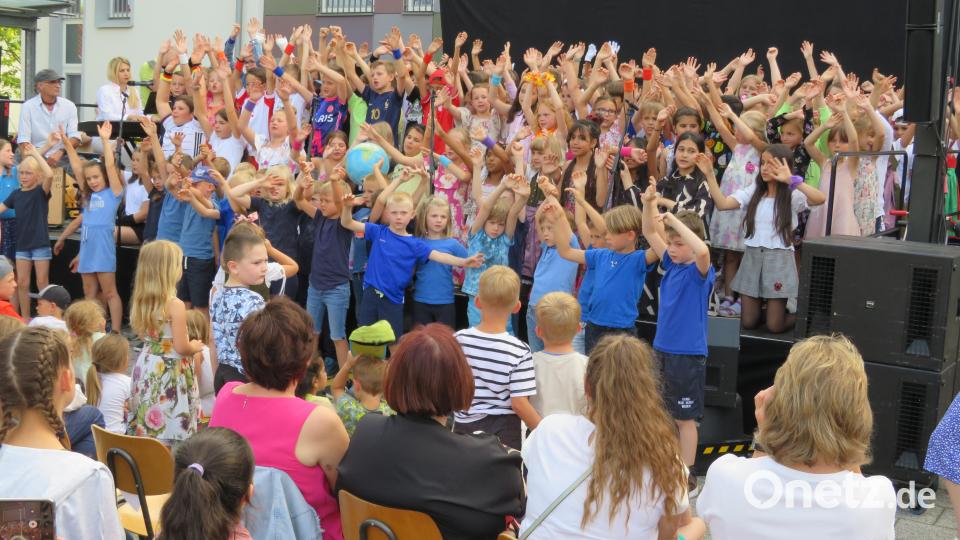 Zum Abschied winken die Schülerinnen und Schüler dem begeisterten Publikum zu. Bild: adj