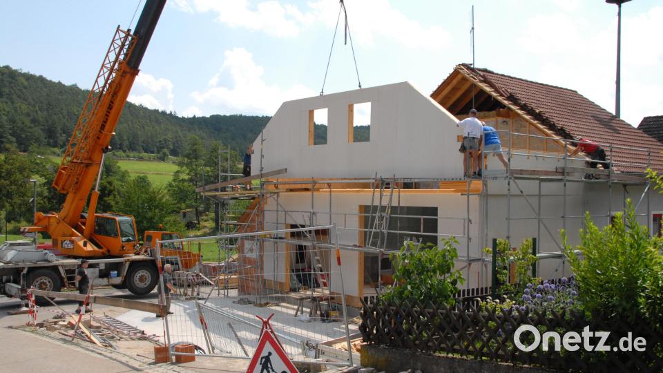 Mehrere Jahre ziehen sich die Arbeiten zum Bau eines neuen Gerätehauses für die Feuerwehr Emhof hin. Es ist für den Verein ein Höhepunkt, als 2016 das Gebäude offiziell in Betrieb genommen werden kann. Bild: pop