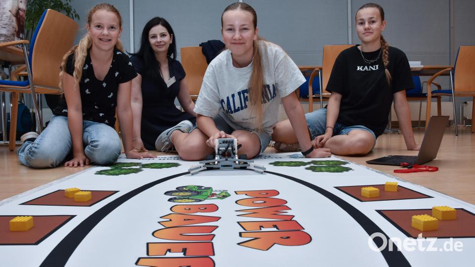 Jessica, Lehrerin Stephanie Friedl, Hannah und Paula waren bei der Robotik-Meisterschaft vertreten. Bild: Stephan Huber