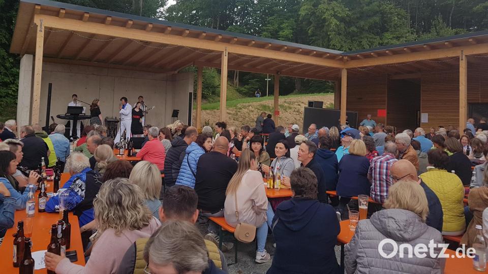 Mehr als 300 begeisterte Gäste feiern die Band um Arnold Wurm. Bild: gi