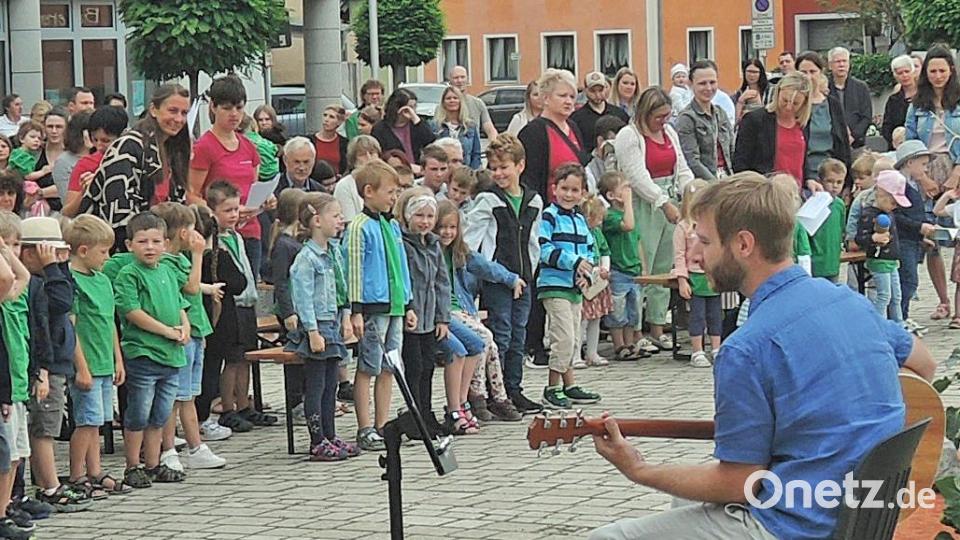 Die Kinder des Kinderhauses St. Anna Wernberg gestalten zusammen mit ihren Betreuern, Benedikt Scheidler und unter Leitung von Pfarrer Markus Ertl den Festgottesdienst. Bild: Lisa Weidner/exb