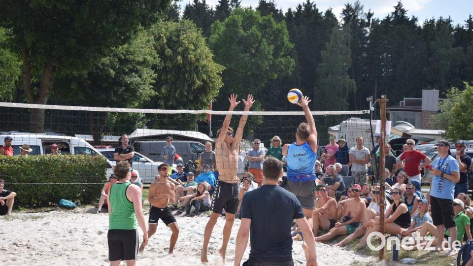 Finalimpressionen: Drei Sätze lang duellierten sich Techbasics (im Hintergrund) und die Tatzentratzler bis der Sieger feststand. Bild: fv