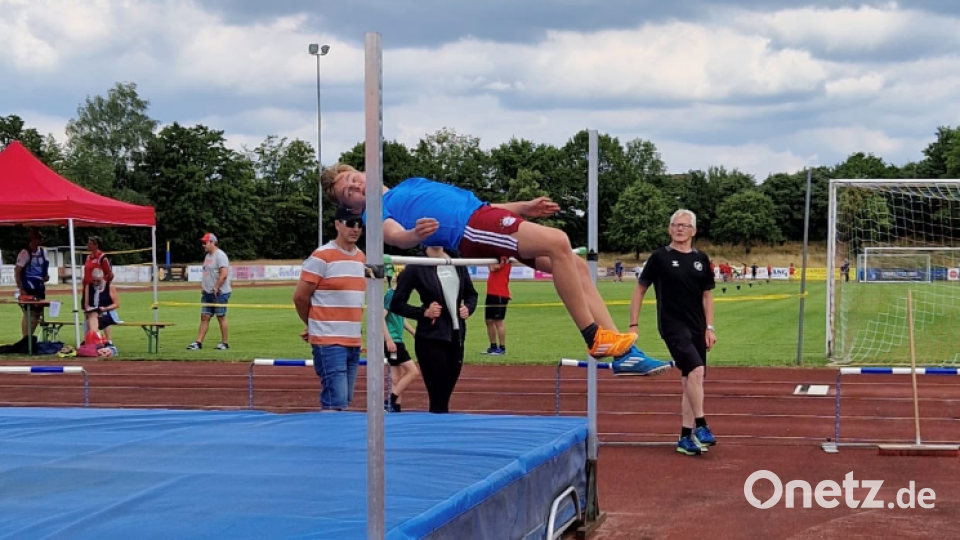 Simon Risch vom SVSW Kemnath in Hochsprungaktion bei der Leichtathletik-Kreismeisterschaft im Vohenstraußer Sportzentrum. Bild: dob