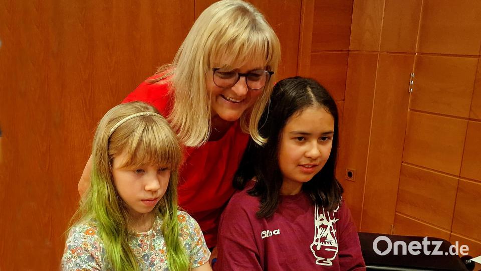 Mit Lehrerin Helga Rose (hinten) bestanden von links Anais Consuerga und rechts Anna Weber die Prüfung „Junior 2“. Bild: R. Kreuzer