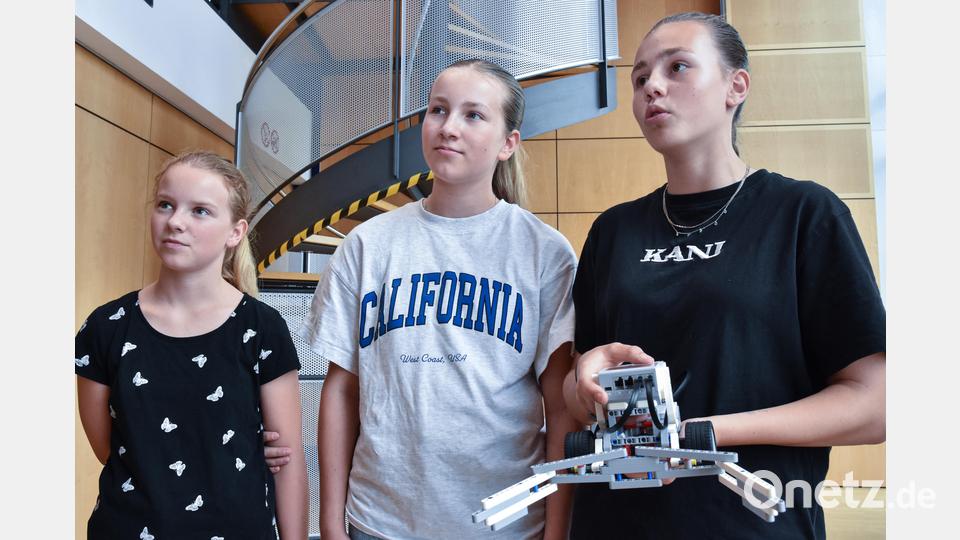 Jessica, Hannah und Paula (von links) nahmen an der Robotik-Meisterschaft der Realschulen in Bayern im ACC teil. Bild: Stephan Huber