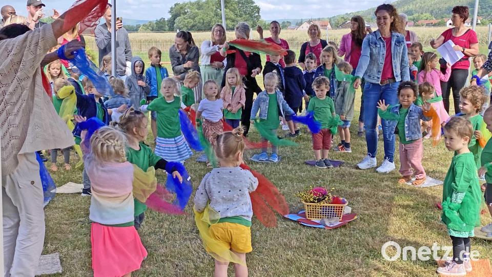 Tanzeinlagen der Kindergarten- und Krippenkinder sowie Kasperltheater, Zaubershow und mehr sorgen für eine kurzweilige Unterhaltung der vielen kleinen und großen Gäste. Bild: Lisa Weidner/exb
