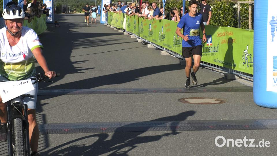 Beim Firmenlauf gilt es, Kilometer zu sammeln. Belohnt werden die Läufer, die in den vergangenen vier Wochen die meisten davon absolviert haben. Der Schnellste (hier im Bild) ging bei diesem Format hingegen leer aus. Bild: chl