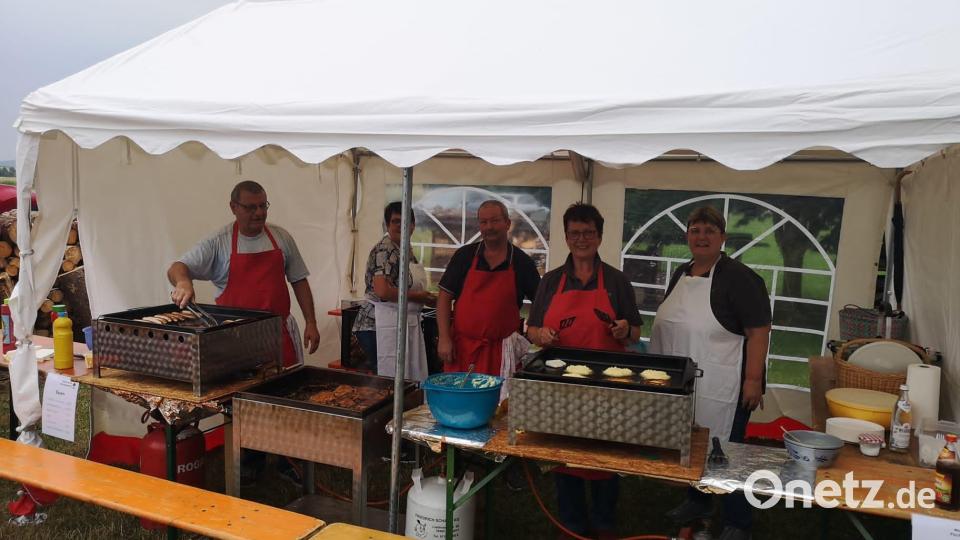 Der Grillstand beim Petersfeuer. Bild: tok