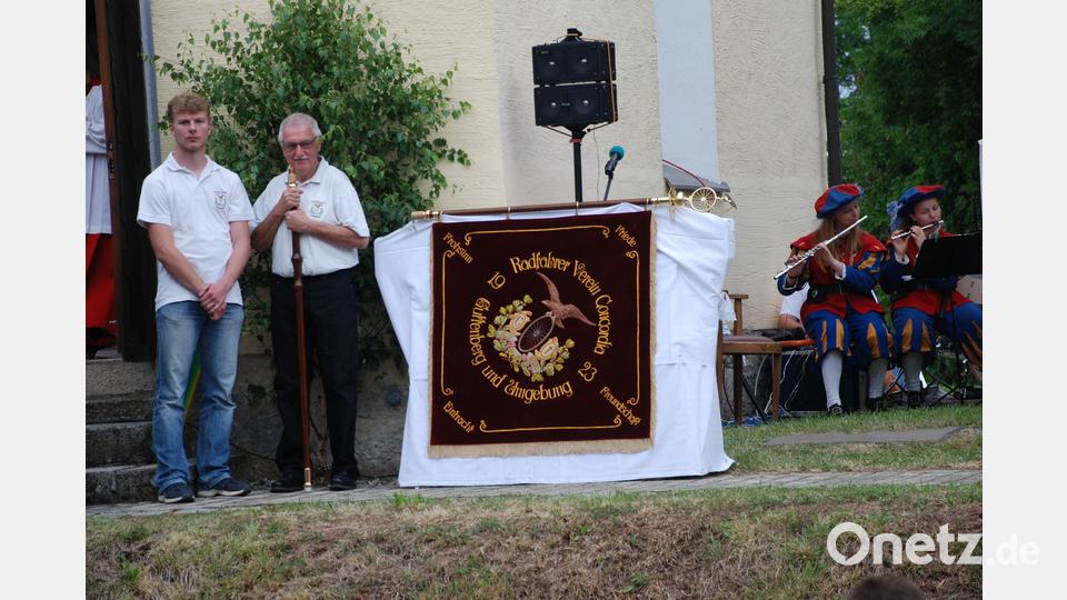 Der bisherige Fahnenträger Ernst Vogl und der neue Fahnenträger Thomas Schultes aus Erbendorf (von links). Bild: cvl