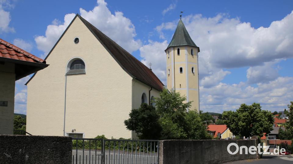 Der achteckige Kirchturm von Schmidgaden wurde im Mittelalter als Wehrturm der Burganlage erbaut und ist jetzt weithin sichtbares Wahrzeichen eines aufstrebenden Industriestandortes. Bild: Altmann