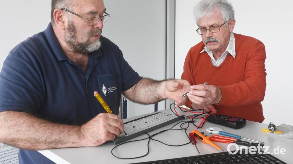 Mit Werkzeug, Wissen und geschickten Fingern helfen Heribert Spießl und Jo Pirzer bei Reparaturen aller Art und setzen so ein Zeichen gegen die Wegwerf-Mentalität. Bild: Gabi Schönberger