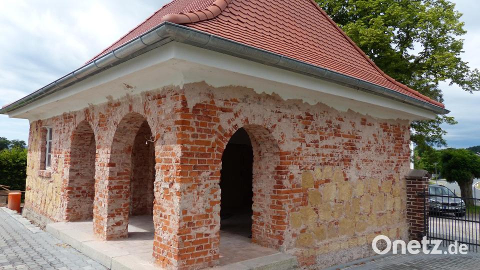 Die Sanierung des Neudorfer Leichenhauses läuft. Hier die Nord-Ost-Ansicht. Bild: hme