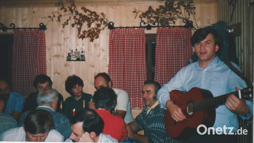 Anfang der 1980er-Jahre lassen sich einige Stammtischbrüder von Robert Hierl das Gitarrespielen beibringen. Hierl stellt sogar ein eigenes &quot;Loiterlboum&quot;-Liederbuch zusammen. Bild: Archiv Schulz