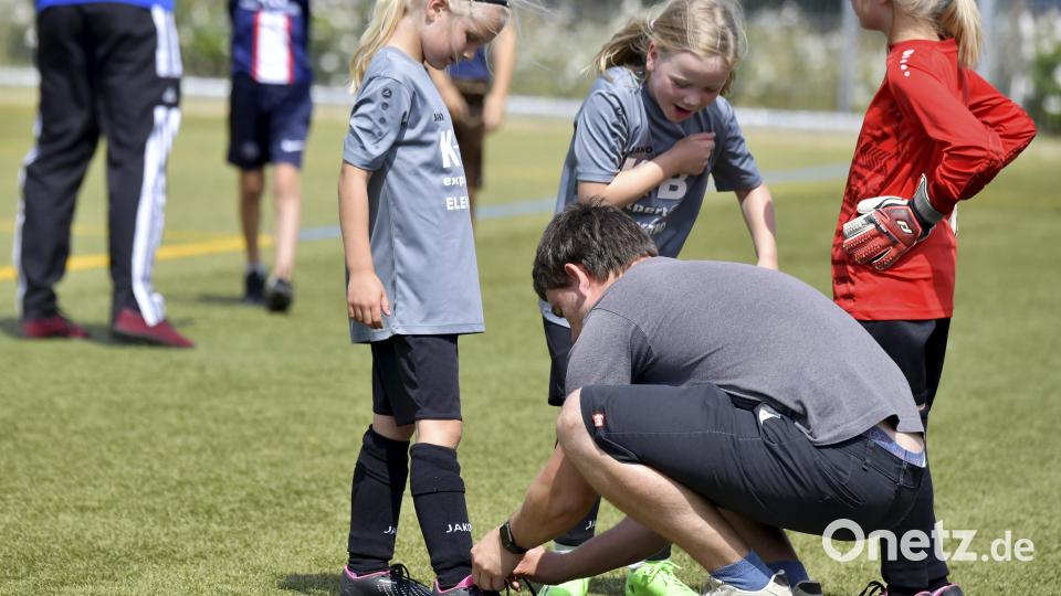 Schuhe binden bei den G-Jugendlichen der DJK Ursensollen. Bild: Hubert Ziegler