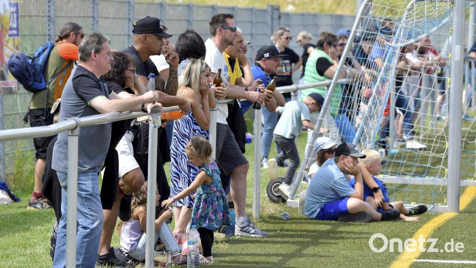 Großes Interesse bei den Eltern und Verwandten. Bild: Hubert Ziegler