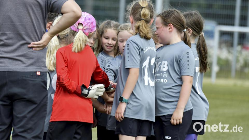 Die G-Jugendlichen der DJK Ursensollen stimmen sich auf das Spiel ein. Bild: Hubert Ziegler