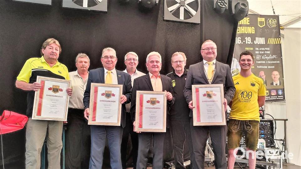 Der FC Freihung ernennt vier neue Ehrenmitglieder (von links): Roland Roth, Vorsitzender Jürgen Grundler, Norbert Bücherl, Thomas Graml, Oskar Götz, Hermann Lühr, Uwe König und Kevin Jackson. Bild: rth