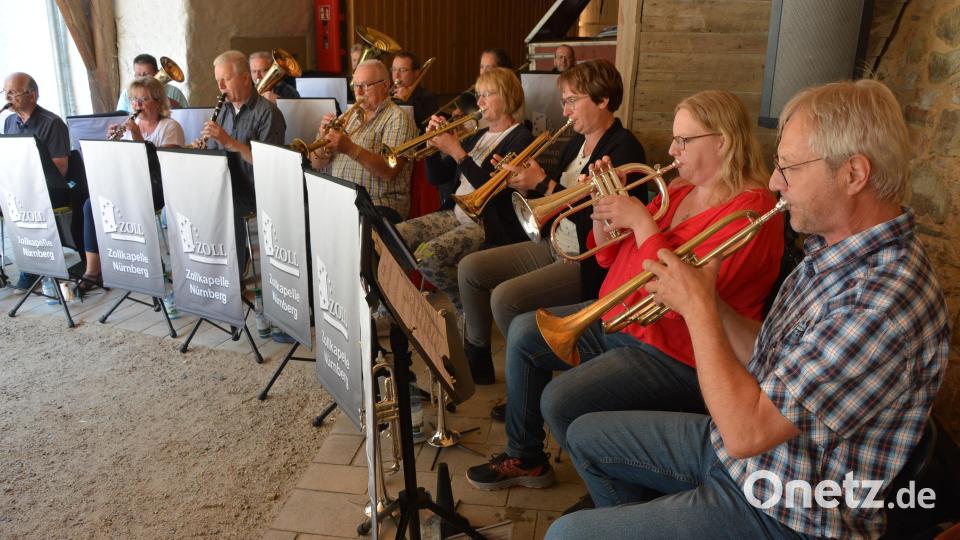Die Zollkapelle Nürnberg gab am Mittwochnachmittag im Schafferhof eine öffentliche Musikprobe. Rechts im Bild der musikalische Leiter Armin Scharnagl aus Konnersreuth. Bild: jr