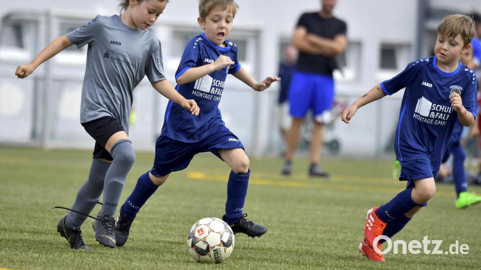 Wenn die Mädels die Jungs schwindlig spielen- Szene aus der Begegnung SV Raigering (blaue Trikots) gegen den SV Mantel (graues Trikot) bei den G-Jugendlichen. Bild: Hubert Ziegler