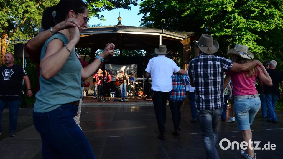 Countrymusik und Linedance im Max-Reger-Park. Bild: Kunz