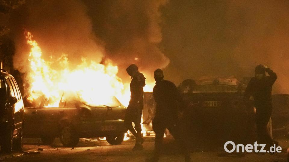 Jugendliche Randalierer zünden Autos im Nanterre an. Barbara Schmucker aus Letzau kennt diesen Pariser Brennpunkt-Vorort gut. Bild: Christophe Ena/dpa