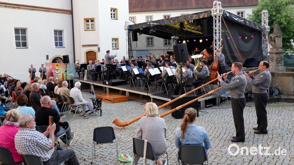 Für den &quot;Berchtesgadner Alphornmarsch&quot; wurden vier Alphörner eingesetzt, die den Schlosshof mit ihrem vollen Ton zum Vibrieren brachten. Bild: gac