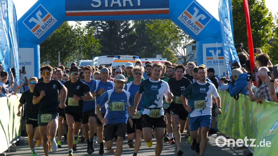 Fast 2000 Läufer gingen am Mittwochabend an den Start, um fünf Kilometer zu ihrem Laufkonto hinzuzufügen. Bild: chl