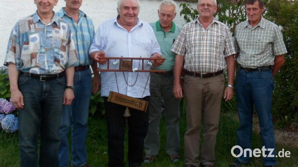 Am 12. Juli 1973 gründeten neun junge Männer aus Weiher und Kricklhof den Stammtisch „Loiterlboum“. Sechs von ihnen gehören dem Stammtisch noch heute an. Sie feiern am 22. Juli das 50-jährige Bestehen des Stammtischs. V. l. Laurenz Beck, Herbert Reif, Hans Schadl, Herbert Ott, Franz Reif und Hermann Uschold. Bild: u