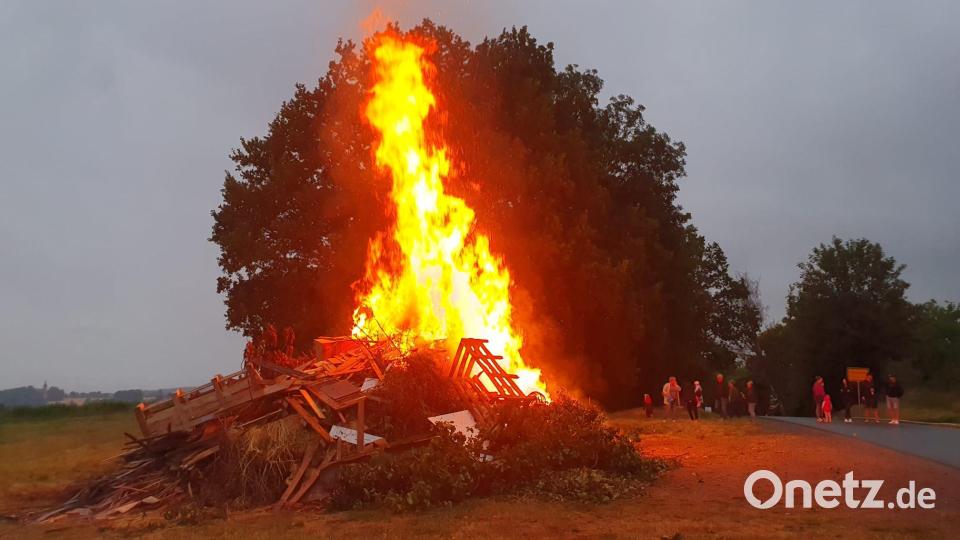 Das Petersfeuer lodert. Bild: tok