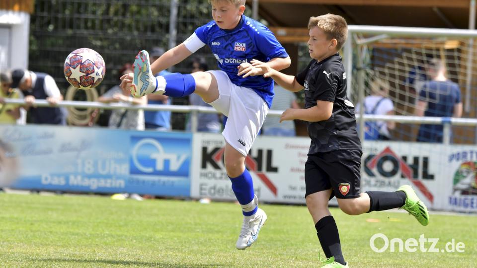 Szene aus der Begegnung bei den E-Jugendlichen zwischen dem FV Vilseck (links) und der SG Schwandorf (rechts). Bild: Hubert Ziegler