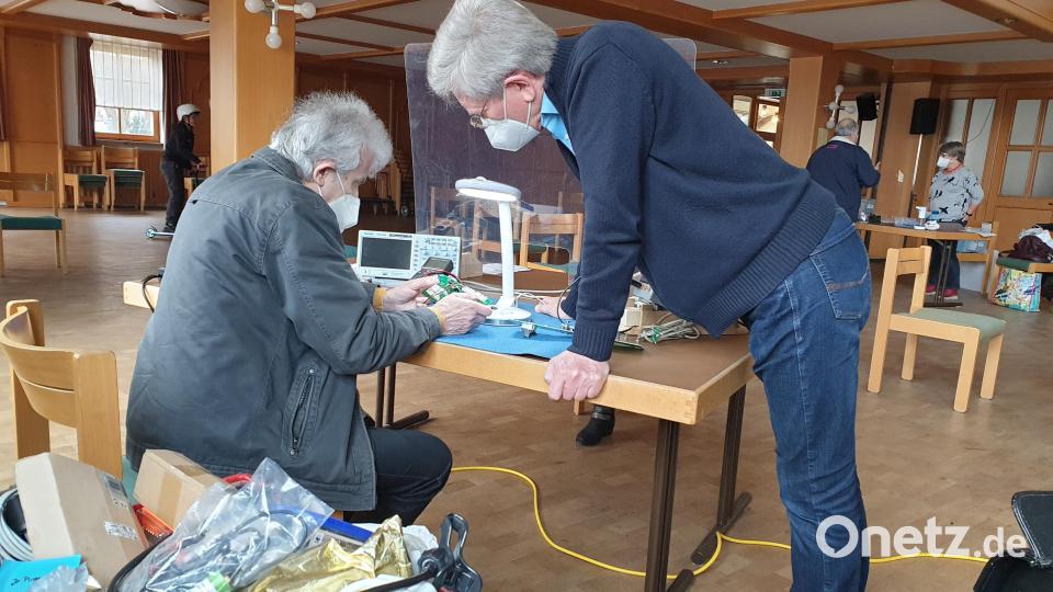 Jo Pirzer (rechts) erweckt viele defekte Gegenstände wieder zum Leben. Der stellvertretende Vorsitzende der Weidener Funkamateure (Verband der Funkamateure in Telekommunikation und Post e.V.) wird auch beim ersten Repair-Café in Weiden am Samstag, 23. April, in der der "Dotscheria" im Schützenhaus auf Fehlersuche gehen.. Bild: Heribert Spießl/exb