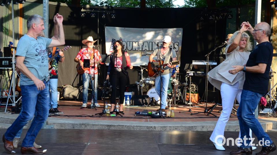 Countrymusik und Linedance im Max-Reger-Park. Bild: Kunz
