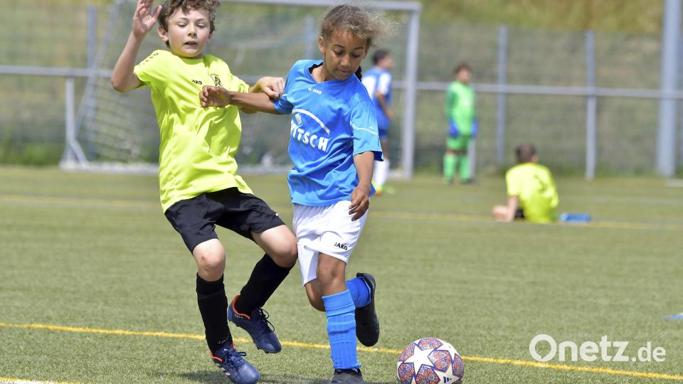 Wenn das Mädchen den Jungen ausspielt- Szene aus dem Spiel des TSV Kümmersbruck (links) gegen den FV Vilseck (rechts) bei den E-Jugendlichen. Bild: Hubert Ziegler