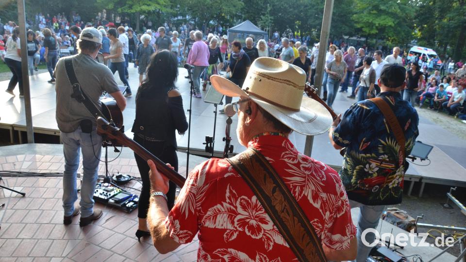 Countrymusik und Linedance im Max-Reger-Park. Bild: Kunz