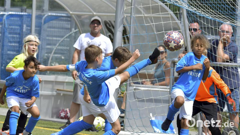 Eine Szene aus dem Spiel des TSV Kümmersbruck (gelbe Trikots) gegen den FV Vilseck (blaue Trikots). Bild: Hubert Ziegler