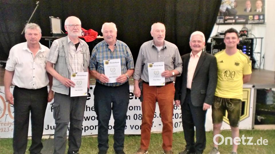 Bis zu 70 Jahre gehören einige Mitglieder dem FC an (von links): Vorsitzender Jürgen Grundler, Peter Sossalla, Albert Hubmann, Franz Schwab, Oskar Götz und Kevin Jackson. Bild: rth