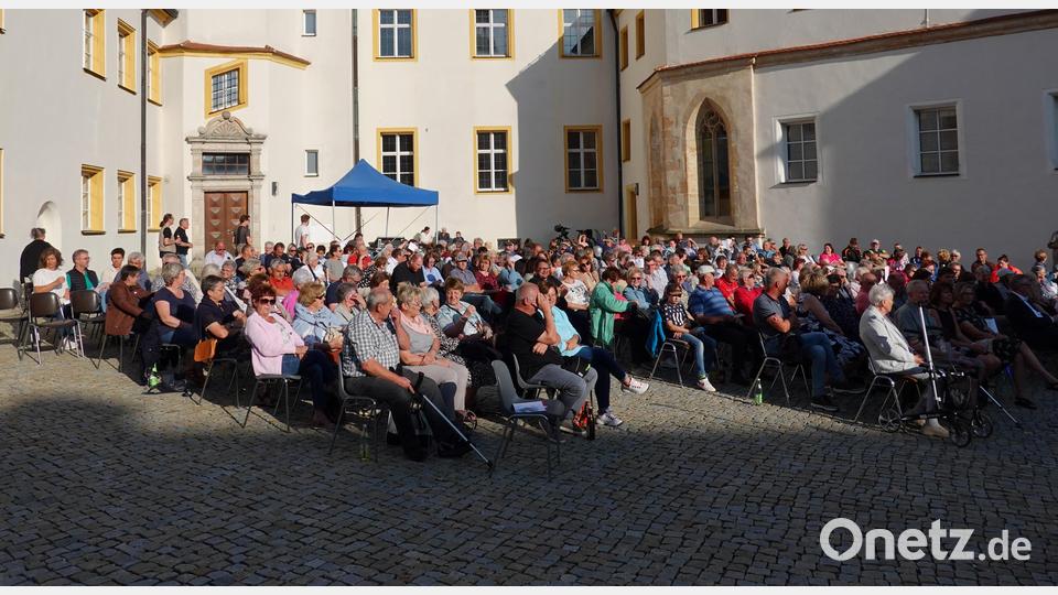 Im Schlosshof war kein Platz mehr frei, als das Gebirgsmusikkorps auf die Bühne kam. Bild: gac